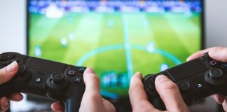 Pelaaminen tekee mistä vain tylsästä koti-illasta viihdyttävän Pelaaminen tekee mistä vain tylsästä koti-illasta viihdyttävän