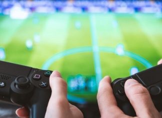 Pelaaminen tekee mistä vain tylsästä koti-illasta viihdyttävän Pelaaminen tekee mistä vain tylsästä koti-illasta viihdyttävän