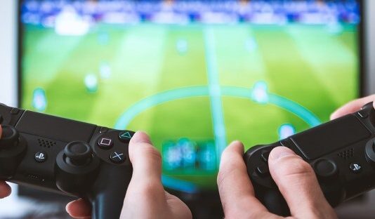 Pelaaminen tekee mistä vain tylsästä koti-illasta viihdyttävän Pelaaminen tekee mistä vain tylsästä koti-illasta viihdyttävän